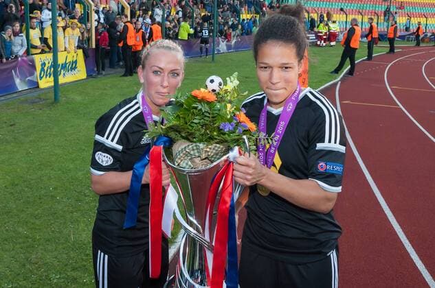 v.li.: Mandy Islacker (1. FFC Frankfurt) und Celia Sasic (1. FFC Frankfurt) zeigen den Pokal, Fussball, UEFA Women s Champions League, 1. FFC Frankfurt - Paris Saint-Germain, xobx