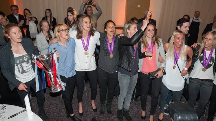 Die Spielerinnen des 1. FFC Frankfurt feiern den Sieg auf der Siegesfeier, zeigen den Pokal, singen Freude, Mannschaftsfeier, Fussball, UEFA Women s Champions League, 1. FFC Frankfurt - Paris Saint-Germain, xobx