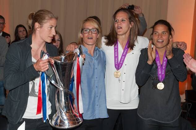 v.li.: Bianca Schmidt (1. FFC Frankfurt), Saskia Bartusiak (1. FFC Frankfurt), Torhüterin Desiree Schumann (1. FFC Frankfurt) und Dzsenifer Marozsan (1. FFC Frankfurt) feiern den Sieg auf der Siegesfeier, zeigen den Pokal, singen, klatschen, Fussball, UEFA Women s Champions League, 1. FFC Frankfurt - Paris Saint-Germain, xobx