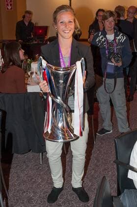 Svenja Huth (1. FFC Frankfurt) mit dem Pokal auf der Mannschaftsfeier, Siegesfeier, Fussball, UEFA Women s Champions League, 1. FFC Frankfurt - Paris Saint-Germain, xobx