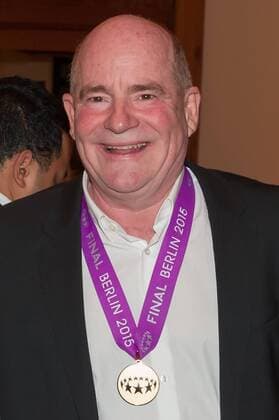 Manager Siegfried Dietrich (1. FFC Frankfurt) mit der Siegermedaille auf der Mannschaftsfeier, Siegesfeier, Fussball, UEFA Women s Champions League, 1. FFC Frankfurt - Paris Saint-Germain, xobx