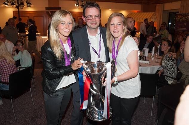 Kathrin-Julia Hendrich (1. FFC Frankfurt, l.) und Marith Prießen (1. FFC Frankfurt, r.) zeigen den Pokal auf der Mannschaftsfeier, Siegesfeier, Fussball, UEFA Women s Champions League, 1. FFC Frankfurt - Paris Saint-Germain, xobx