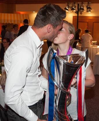 v.li.: Markus Müller (Kickers Offenbach) und seine Freundin Marith Prießen (1. FFC Frankfurt) küssen sich und halten dabei den Pokal auf der Mannschaftsfeier, Siegesfeier, Fussball, UEFA Women s Champions League, 1. FFC Frankfurt - Paris Saint-Germain, xobx