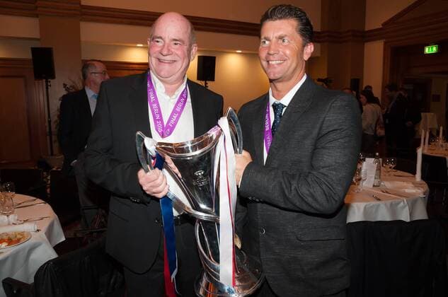 v.li.: Manager Siegfried Dietrich (1. FFC Frankfurt) und Trainer Colin Bell (1. FFC Frankfurt) mit dem Pokal auf der Mannschaftsfeier, Siegesfeier, Fussball, UEFA Women s Champions League, 1. FFC Frankfurt - Paris Saint-Germain, xobx