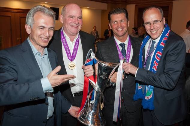 v.li.: Peter Feldmann (Oberbürgermeister der Stadt Frankfurt), Manager Siegfried Dietrich (1. FFC Frankfurt), Trainer Colin Bell (1. FFC Frankfurt) und Peter Beuth (Hessischer Minister des Innern und für mit dem Pokal auf der Mannschaftsfeier, Siegesfeier, Fussball, UEFA Women s Champions League, 1. FFC Frankfurt - Paris Saint-Germain, xobx