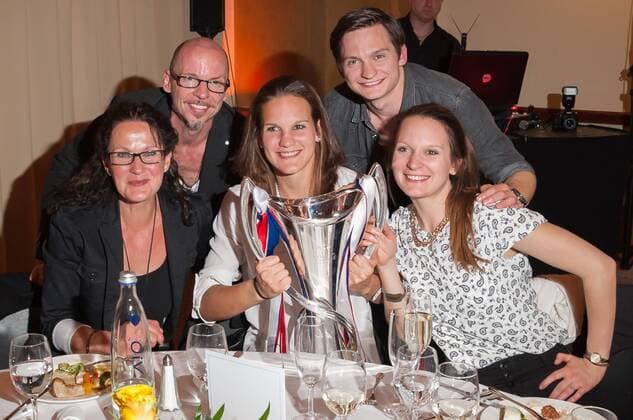 Torhüterin Desiree Schumann (1. FFC Frankfurt, m.) zeigt stolz den Pokal auf der Mannschaftsfeier, Siegesfeier, Fussball, UEFA Women s Champions League, 1. FFC Frankfurt - Paris Saint-Germain, xobx