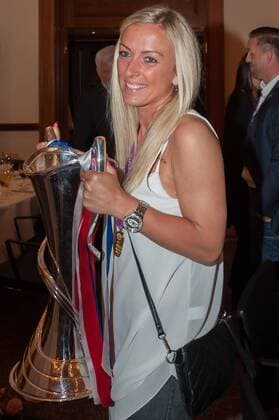 Siegtorschützin Mandy Islacker (1. FFC Frankfurt) zeigt den Pokal auf der Mannschaftsfeier, Siegesfeier, Fussball, UEFA Women s Champions League, 1. FFC Frankfurt - Paris Saint-Germain, xobx