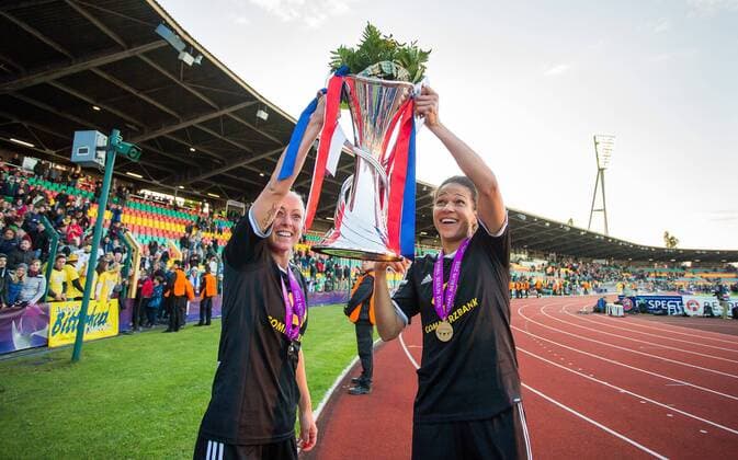 Berlin, Deutschland, 14.05.2015: Fußball Frauen Championsleague 2014 2015 - 1. FFC Frankfurt - Paris Saint Germain - UEFA Womens Championsleague Final 2015. Mandy Islacker (1.FFC Frankfurt) und Celia Sasic (1.FFC Frankfurt) bejubeln den Sieg im Finale der UEFA Women s Championsleague 2015 mit Pokal