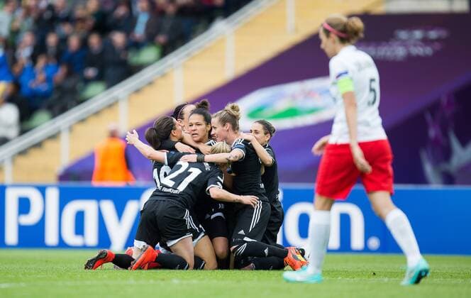 Berlin, Deutschland, 14.05.2015: Fußball Frauen Championsleague 2014 2015 - 1. FFC Frankfurt - Paris Saint Germain - UEFA Womens Championsleague Final 2015. Tor 1:0. Jubeltraube um Torschütze Torschuetze Celia Sasic (Frankfurt 9)
