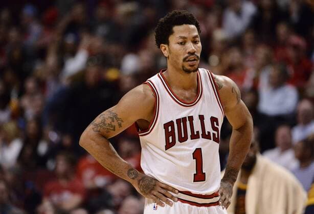 Chicago Bulls guard Derrick Rose stands on the court during the fourth quarter of game 6 of the Eastern Conference Semifinals of the NBA Basketball Herren USA Playoffs against the Cleveland Cavaliers at the United Center on May 14, 2015 in Chicago. The Cavaliers defeated the Bulls 94-73, winning the series 4-2 and advancing the the Eastern Conference Finals.  CHI2015051414 BRIANxKERSEY