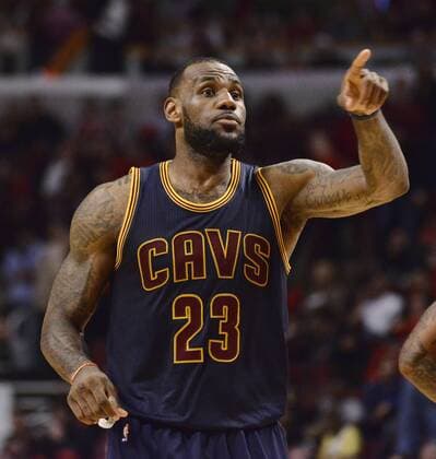 Cleveland Cavaliers forward LeBron James points during the fourth quarter of game 6 of the Eastern Conference Semifinals of the NBA Basketball Herren USA Playoffs against the Chicago Bulls at the United Center on May 14, 2015 in Chicago. The Cavaliers defeated the Bulls 94-73, winning the series 4-2 and advancing the the Eastern Conference Finals.  CHI2015051415 BRIANxKERSEY