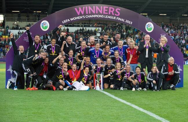 Fussball Damen Berlin 14.05.2015 Friedrich Ludwig Jahn Sportpark UEFA Damen Champions League Finale 1 FFC Frankfurt geg Paris Saint Germain 2 : 1 Teamfoto Champoinsleague Sieger FFC Frankfurt vlnr u a Colin BELL Trainer FFC Celia SASIC 9 FFC Ana Maria CRNOGORCEVIC 21 FFC Kerstin GAREFREKES 18 FFC Dzsenifer MAROZSAN 10 FFC Marith PRIESSEN 13 FFC Veronica BOQUETE 7 FFC Saskia BARUSIAK 25 FFc Peggy KUZNIK 27 FFC Bianca SCHMIDT 23 FFC Kozue ANDO 14 FFC Siegfried DIETRICH Manager FFC Simone LAUDEHR 11 FFC TW Desiree SCHUMANN 1 FFC ....