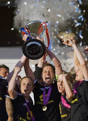 Fussball Damen Berlin 14.05.2015 Friedrich Ludwig Jahn Sportpark UEFA Damen Champions League Finale 1 FFC Frankfurt geg Paris Saint Germain 2 : 1 Pokaluebergabe Sieger Champions League Sieger FFC Frankfurt vlnr Svenja HUTH 15 FFC Kerstin GAREFREKES 18 FFC Kathrin Julia HENDRICH 4 FFC