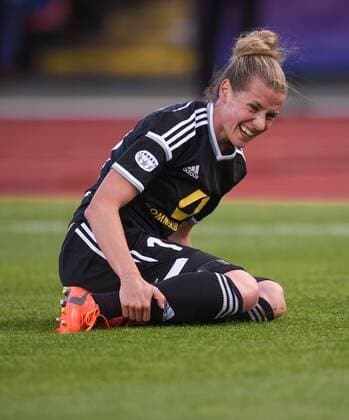Mit Schmerzen am Boden: Simone LAUDEHR (FFC) Fussball international UEFA Frauen Championsleague, Saison 2014 2015, FINALE: 1.FFC Frankfurt - Paris Saint-Germain im Ludwig-Jahn-Sportpark in Berlin, Deutschland am 14.05.2015,