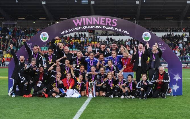Siegerehrung: Die Spielerinnen von Frankfurt feiern Ihren Sieg. Fussball international UEFA Frauen Championsleague, Saison 2014 2015, FINALE: 1.FFC Frankfurt - Paris Saint-Germain im Ludwig-Jahn-Sportpark in Berlin, Deutschland am 14.05.2015,