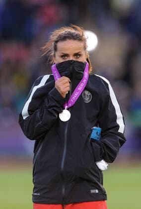 Siegerehrung: Fatmire ALUSHI (ParisStGermain) mit der Medaille des Zweitplazierten. Fussball international UEFA Frauen Championsleague, Saison 2014 2015, FINALE: 1.FFC Frankfurt - Paris Saint-Germain im Ludwig-Jahn-Sportpark in Berlin, Deutschland am 14.05.2015,