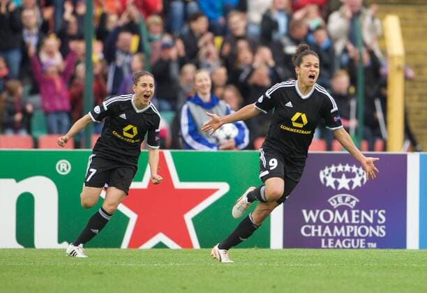 Fussball Berlin 14.05.2015 Saison 2014 2015 Champions League Finale der Frauen 1. FFC Frankfurt - Paris Saint-Germain Jubel nach dem Tor zum 1:0 durch Celia Sasic (1.FFC Frankfurt, No.09) Veronica Boquete (1.FFC Frankfurt, No.07)