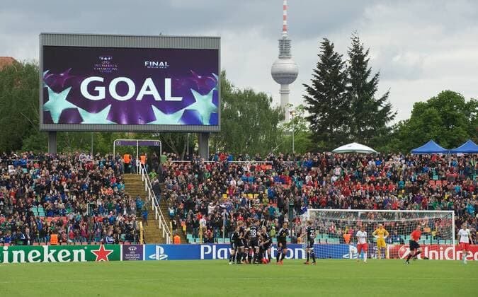 Fussball Berlin 14.05.2015 Saison 2014 2015 Champions League Finale der Frauen 1. FFC Frankfurt - Paris Saint-Germain Friedrich Ludwig Jahn Sportpark Stadion Anzeigetafel Videowand Fernsehturm im Hintergrund Jubel Frankfurt nach dem Tor zum 1:0 Goal Tor