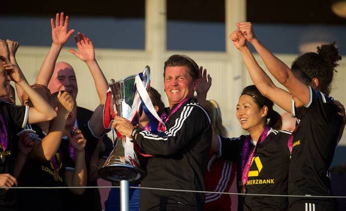 Fussball Berlin 14.05.2015 Saison 2014 2015 Champions League Finale der Frauen 1. FFC Frankfurt - Paris Saint-Germain Siegerehrung Frankfurt ist Cahmpions League Sieger 2015 Colin Bell (1.FFC Frankfurt, Trainer) mi. mit Pokal