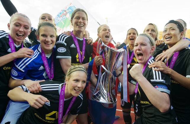 Fussball Berlin 14.05.2015 Saison 2014 2015 Champions League Finale der Frauen 1. FFC Frankfurt - Paris Saint-Germain Siegerehrung Frankfurt ist Champions League Sieger 2015 Kerstin Garefrekes (1.FFC Frankfurt, No.18) mit Pokal Desiree Schumann (1.FFC Frankfurt, No.01) Mandy Islacker (1.FFC Frankfurt, No.17) li. Ana Maria Crnogorcevic (1.FFC Frankfurt, No.21) Svenja Huth (1.FFC Frankfurt, No.15)