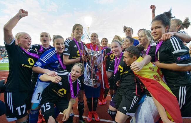 Fussball Berlin 14.05.2015 Saison 2014 2015 Champions League Finale der Frauen 1. FFC Frankfurt - Paris Saint-Germain Siegerehrung Frankfurt ist Champions League Sieger 2015 Kerstin Garefrekes (1.FFC Frankfurt, No.18) mit Pokal Desiree Schumann (1.FFC Frankfurt, No.01) Mandy Islacker (1.FFC Frankfurt, No.17) li. Veronica Boquete (1.FFC Frankfurt, No.07) Svenja Huth (1.FFC Frankfurt, No.15) Veronica Boquete (1.FFC Frankfurt, No.07) Celia Sasic (1.FFC Frankfurt, No.09) re.