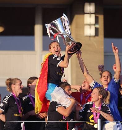 Veronica Boquete (Frankfurt), auf den Schultern von Dzsenifer Marozsan (Frankfurt), und dem Pokal 1.FCC Frankfurt - Paris Sain-Germain UEFA Womens Champions League, CL, Finale, Saison 2014 2015, Fußball, Fussball, soccer, women, Frauen, Damen, Deutschland, Germany, Ergebnis 2:1 Berlin, 14.5.2015 Ludwig-Jahn-Stadion
