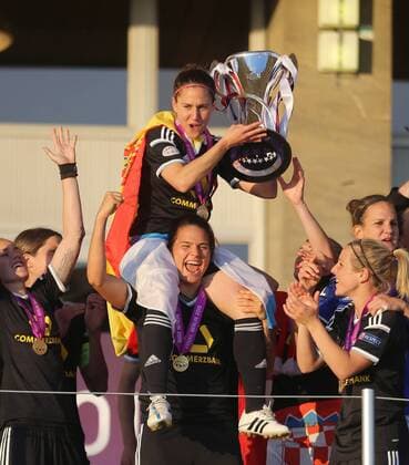 Veronica Boquete (Frankfurt), auf den Schultern von Dzsenifer Marozsan (Frankfurt), und dem Pokal 1.FCC Frankfurt - Paris Sain-Germain UEFA Womens Champions League, CL, Finale, Saison 2014 2015, Fußball, Fussball, soccer, women, Frauen, Damen, Deutschland, Germany, Ergebnis 2:1 Berlin, 14.5.2015 Ludwig-Jahn-Stadion