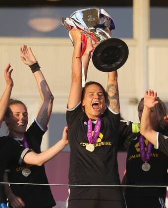Dzsenifer Marozsan (Frankfurt), mit dem Pokal, links Veronica Boquete (Frankfurt), rechts Svenja Huth (Frankfurt), 1.FCC Frankfurt - Paris Sain-Germain UEFA Womens Champions League, CL, Finale, Saison 2014 2015, Fußball, Fussball, soccer, women, Frauen, Damen, Deutschland, Germany, Ergebnis 2:1 Berlin, 14.5.2015 Ludwig-Jahn-Stadion