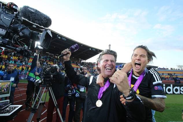 Colin Bell (Trainer Frankfurt), und Dzsenifer Marozsan (Frankfurt), jubeln nach dem Spiel 1.FCC Frankfurt - Paris Sain-Germain UEFA Womens Champions League, CL, Finale, Saison 2014 2015, Fußball, Fussball, soccer, women, Frauen, Damen, Deutschland, Germany, Ergebnis 2:1 Berlin, 14.5.2015 Ludwig-Jahn-Stadion