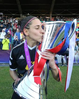 Veronica Boquete (Frankfurt), kuesst den Pokal 1.FCC Frankfurt - Paris Sain-Germain UEFA Womens Champions League, CL, Finale, Saison 2014 2015, Fußball, Fussball, soccer, women, Frauen, Damen, Deutschland, Germany, Ergebnis 2:1 Berlin, 14.5.2015 Ludwig-Jahn-Stadion