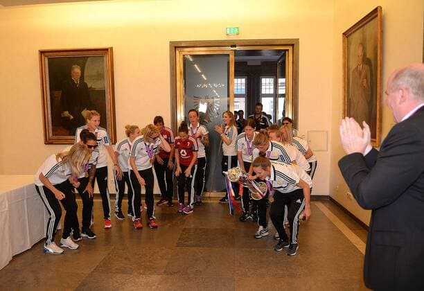 15.05.2015, xjhx, Fussball UEFA Champions League Womans, 1.FFC Frankfurt empfang im Roemer, v.l. Ankunft der Spielerinnen im Römer