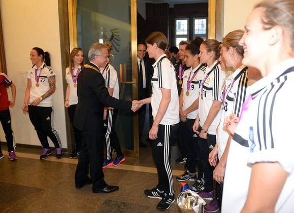 15.05.2015, xjhx, Fussball UEFA Champions League Womans, 1.FFC Frankfurt empfang im Roemer, v.l. OB Peter Feldmann, Kerstin Garefrekes (1.FFC Frankfurt)