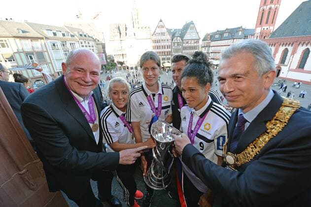 15.05.2015, xjhx, Fussball UEFA Champions League Womans, 1.FFC Frankfurt empfang im Roemer, v.l. Manager Siegfried Dietrich (1.FFC Frankfurt), Mandy Islacker (1.FFC Frankfurt), Kerstin Garefrekes (1.FFC Frankfurt), Trainer Colin Bell (1.FFC Frankfurt), Celia Sasic (1.FFC Frankfurt), OB Peter Feldmann