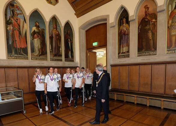 15.05.2015, xjhx, Fussball UEFA Champions League Womans, 1.FFC Frankfurt empfang im Roemer, v.l. OB Peter Feldmann empfängt den FFC