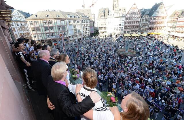 15.05.2015, xjhx, Fussball UEFA Champions League Womans, 1.FFC Frankfurt empfang im Roemer, v.l. FFC Spielerinnen auf dem Römerbalkon