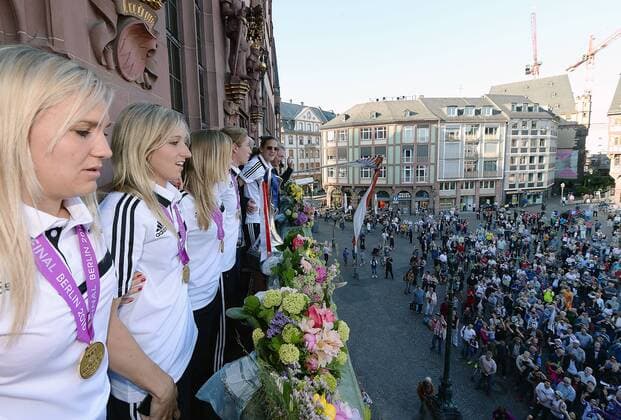 15.05.2015, xjhx, Fussball UEFA Champions League Womans, 1.FFC Frankfurt empfang im Roemer, v.l. FFC Spielerinnen auf dem Römerbalkon