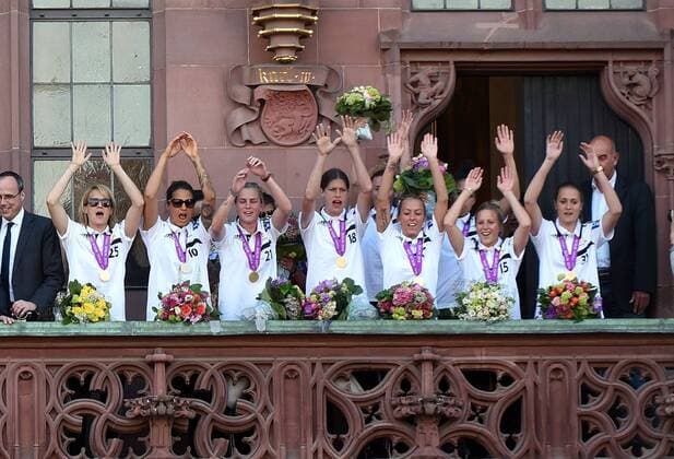 15.05.2015, xhbx, Fussball UEFA Champions League Womans, 1.FFC Frankfurt empfang im Roemer, v.l. Spielerinnen der 1. Mannschaft vom 1.FFC Frankfurt