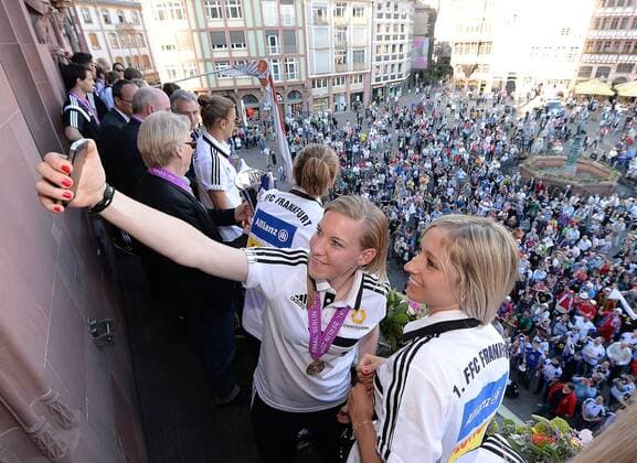 15.05.2015, xhbx, Fussball UEFA Champions League Womans, 1.FFC Frankfurt empfang im Roemer, v.l. FFC Spielerinnen auf dem Römerbalkon