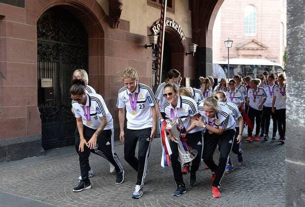 15.05.2015, xhbx, Fussball UEFA Champions League Womans, 1.FFC Frankfurt empfang im Roemer, v.l. FFC Spielerinnen kommen in den Römer.