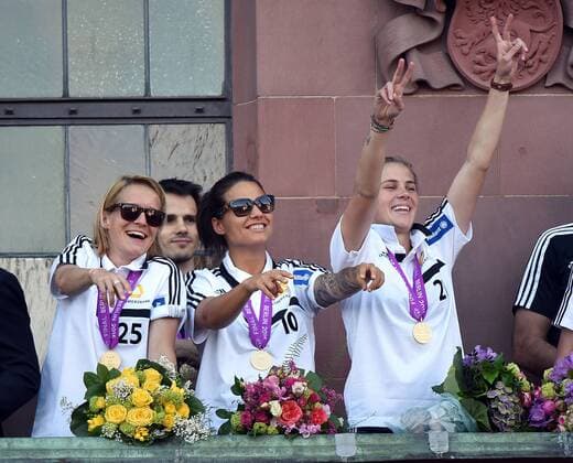 15.05.2015, xhbx, Fussball UEFA Champions League Womans, 1.FFC Frankfurt empfang im Roemer, v.l. Saskia Bartusiak (1.FFC Frankfurt), Dzsenifer Marozsan (1.FFC Frankfurt), Ana-Maria Crnogorcevic (1.FFC Frankfurt)