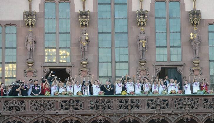 15.05.2015, xhbx, Fussball UEFA Champions League Womans, 1.FFC Frankfurt empfang im Roemer, v.l. FFC Spielerinnen feiern auf dem Raemerbalkon
