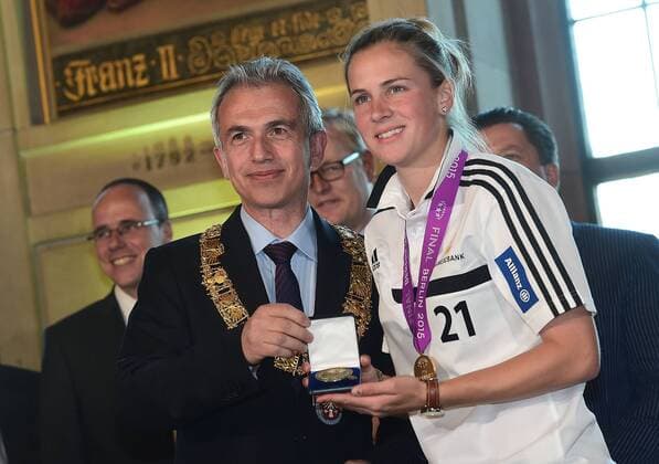 15.05.2015, xjhx, Fussball UEFA Champions League Womans, 1.FFC Frankfurt empfang im Roemer, v.l. OB Peter Feldmann, Ana-Maria Crnogorcevic (1.FFC Frankfurt)