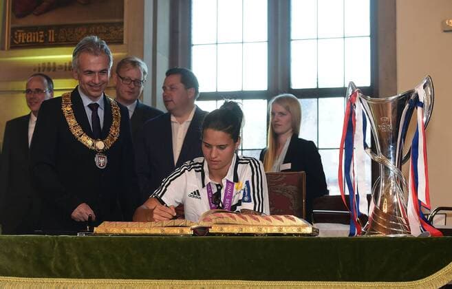 15.05.2015, xjhx, Fussball UEFA Champions League Womans, 1.FFC Frankfurt empfang im Roemer, v.l. OB Peter Feldmann, Dzsenifer Marozsan (1.FFC Frankfurt)