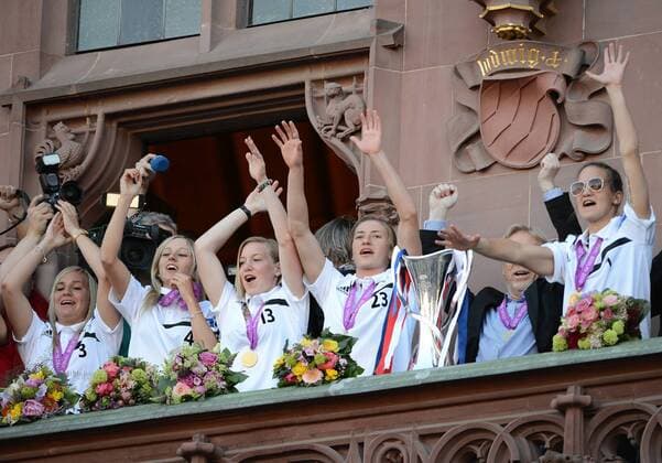 15.05.2015 Frankfurt am Main, Römer Kaisersaa UEFA Women’s Champions League Sieger 1. FFC Frankfurt wie im Römer empfangen Mandy Islacker und Celia Sasic und Einpeitscherin simone Laudehr ( FFC Frankfurt