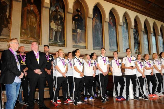 15.05.2015 Frankfurt am Main, Römer Kaisersaa UEFA Women’s Champions League Sieger 1. FFC Frankfurt wie im Römer empfangen Siegfried Dietrich und Bodo Adler ( FFC Frankfurt) und die Mannschaft im Kaisersaal