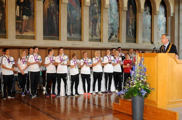 15.05.2015 Frankfurt am Main, Römer Kaisersaa UEFA Women’s Champions League Sieger 1. FFC Frankfurt wie im Römer empfangen ( FFC Frankfurt) und die Mannschaft im Kaisersaal während OB Peter Feldmann