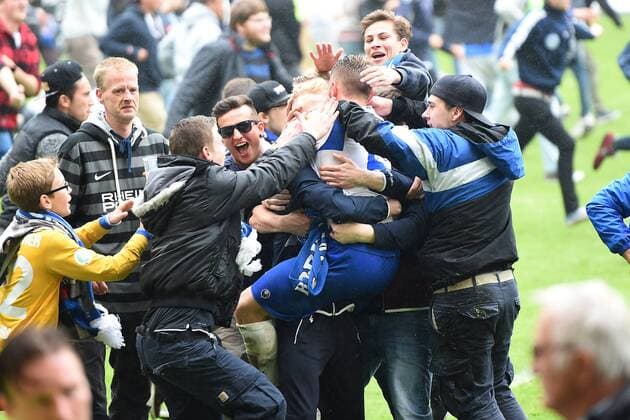 Fußball 3. Liga 37. Spieltag MSV Duisburg - Holstein Kiel am 16.05.2015 in der Schauinsland-Reisen-Arena in Duisburg Der MSV Duisburg feiert den Aufstieg in die 2. Bundesliga