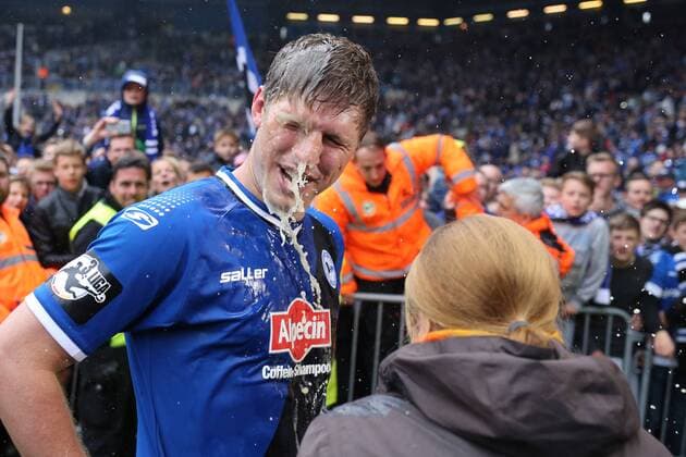 Fabian Klos (DSC Arminia Bielefeld 9) bekommt bei einerm ARD Interview einen Bierdusche Arminia Bielefeld vs SSV Jahn Regensburg, Fussball, 3. Liga, 16.05.2015, Copyright: Schülerx xEibner-Pressefoto EP_jse