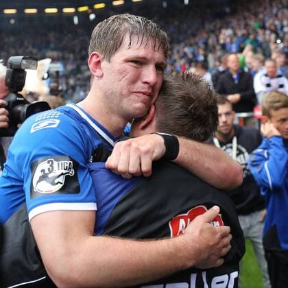 Norbert Meier (DSC Arminia Bielefeld) mit Fabian Klos (DSC Arminia Bielefeld 9) Arminia Bielefeld vs SSV Jahn Regensburg, Fussball, 3. Liga, 16.05.2015, Copyright: Schülerx xEibner-Pressefoto EP_jse