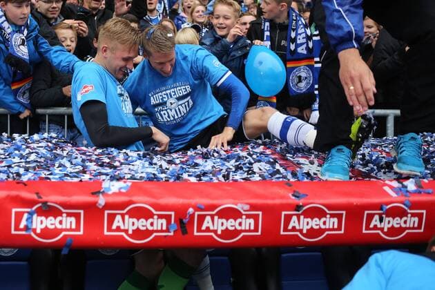 Marc Lorenz (DSC Arminia Bielefeld 7) und Torwart Jarno Peters (DSC Arminia Bielefeld 32) fallen beim Feiern durch das Dach der Auswechselbank Arminia Bielefeld vs SSV Jahn Regensburg, Fussball, 3. Liga, 16.05.2015, Copyright: Schülerx xEibner-Pressefoto EP_jse